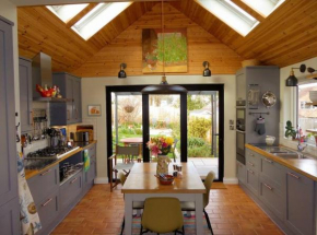 Cheerful 3 bedroom home close to the sea and shops